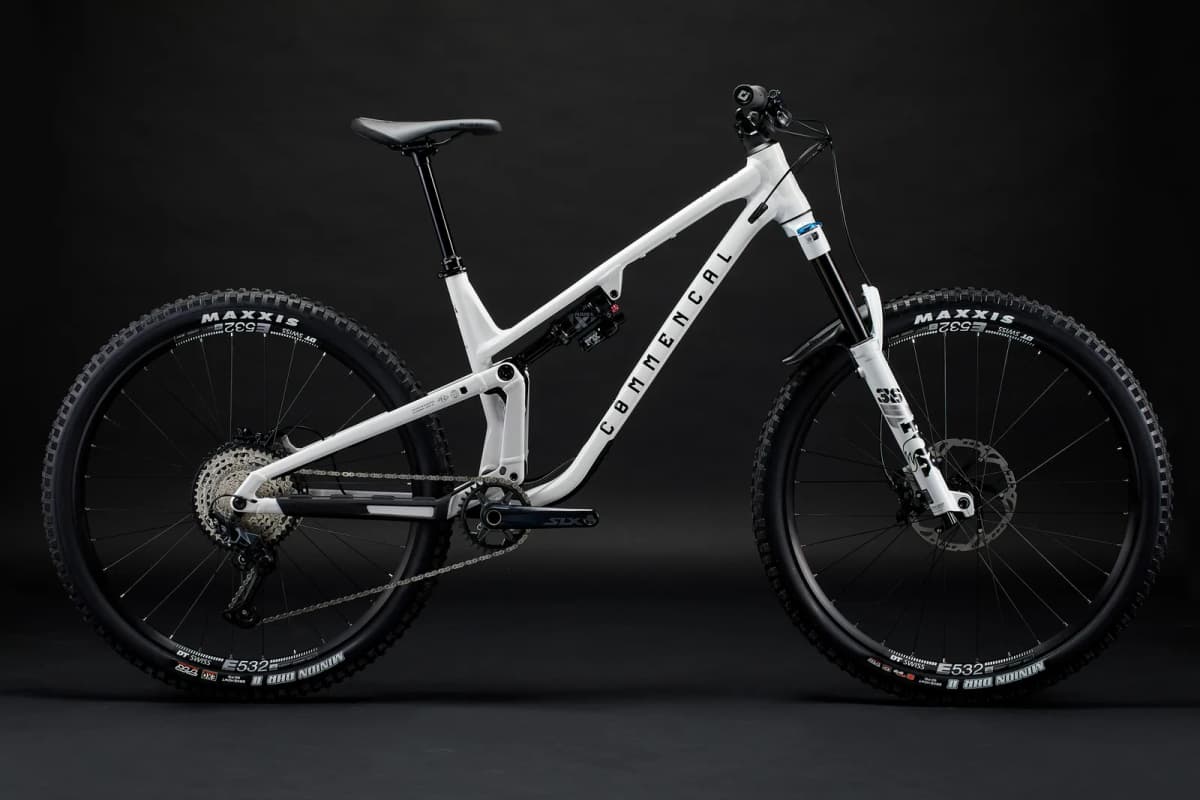 META V5 ESSENTIAL PURE WHITE