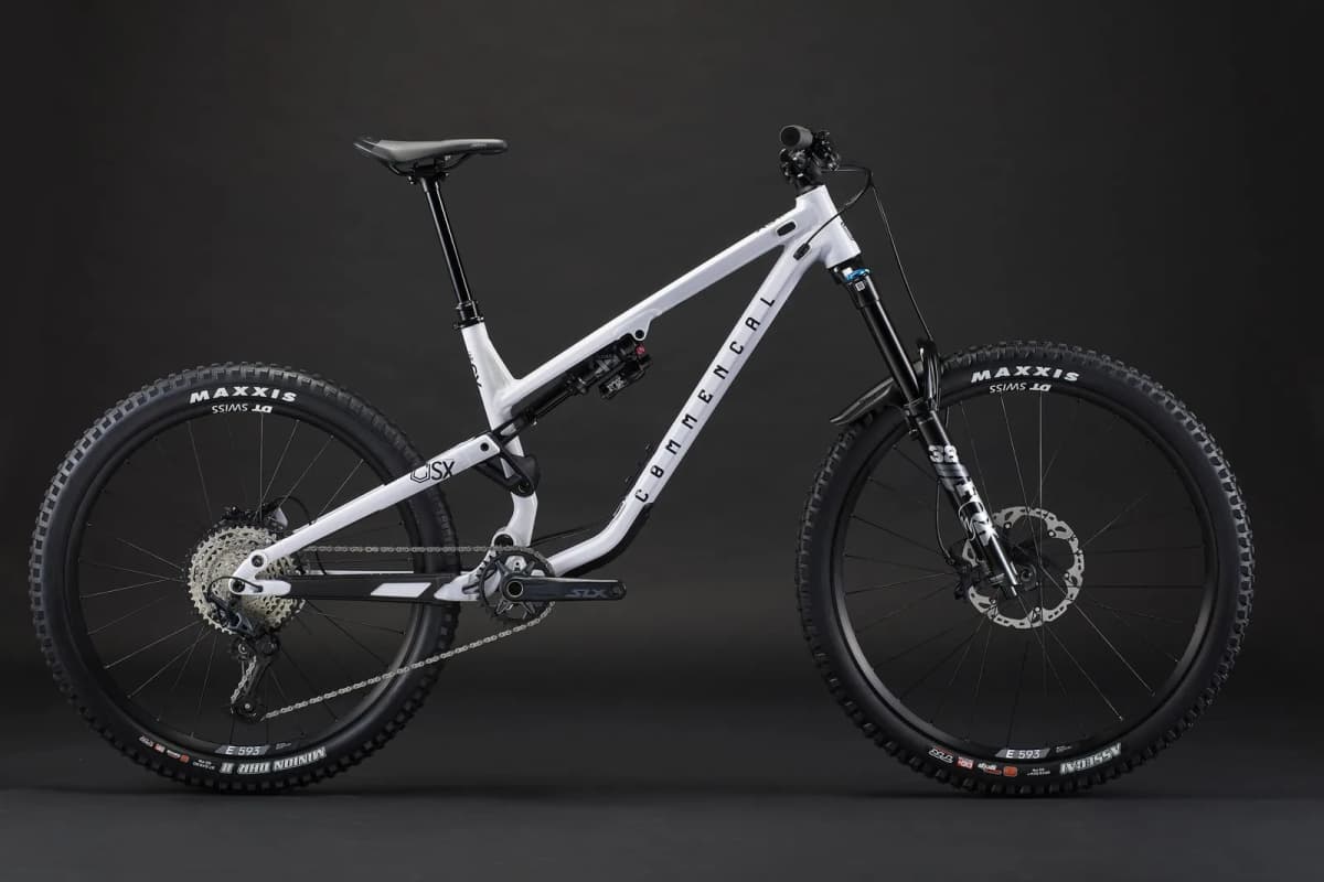 META SX V4 ESSENTIAL PURE WHITE 2025