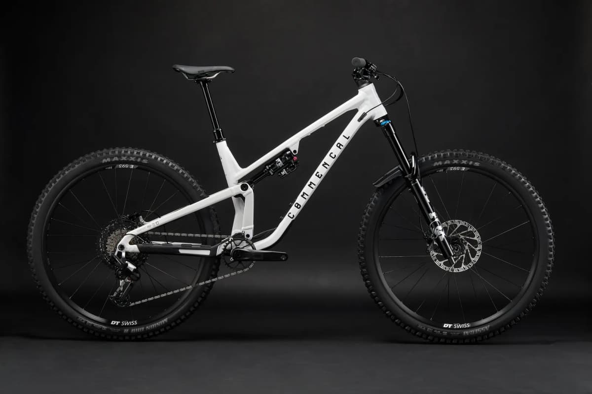 META V5 ESSENTIAL PURE WHITE 2027