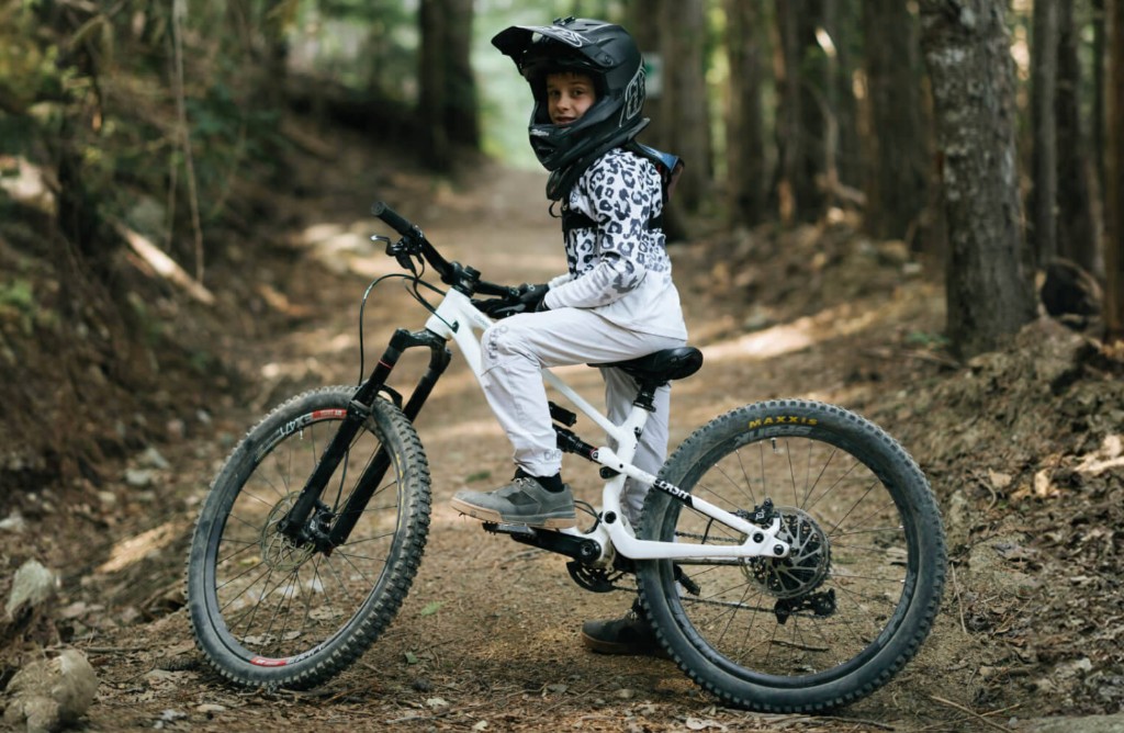 Copil pe bicicletă mountain bike pe potecă